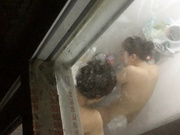 对面合租的两个女生洗澡也不挂个窗帘,两具白花花的裸体在我眼前晃