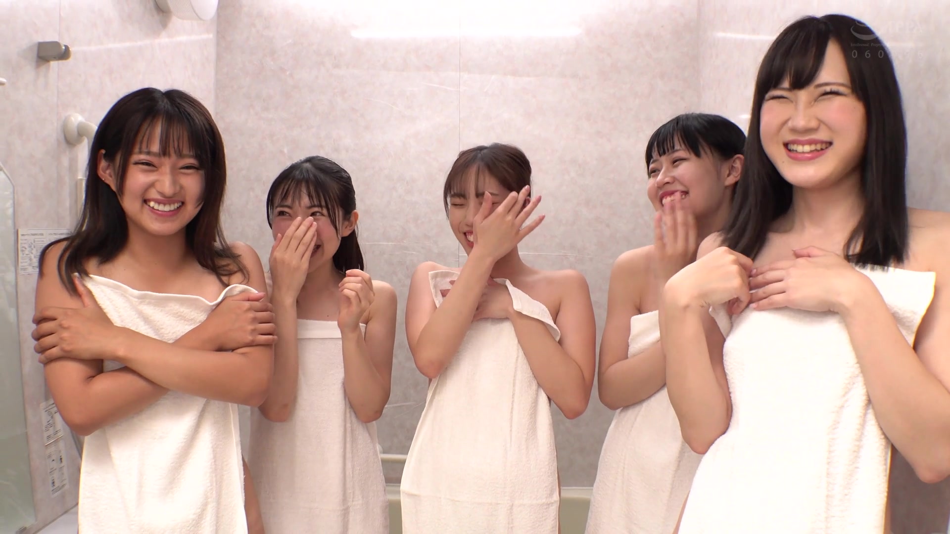 [SKMJ-368] 素人女子大生限定！仲良し5人組がせまーいお風呂で初めての密着デカチン混浴体験！ゼロ距離でのプリケツ＆おっぱいポロリ祭り！ - 2of5