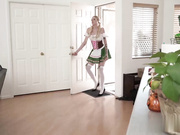 万圣节派对后的玛丽莲·约翰逊挑逗黑鸡巴骑乘