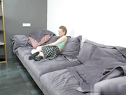 身穿渔网的金发女孩首次尝试肛交干出个洞