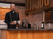 瘦小娃娃的屁股被硬鸡巴在她阴户里猛烈敲打