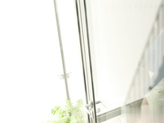 白嫩人妻被四条黑柱团团围住暴插菊花