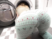 当继姐在洗衣机里时，继兄弟操了她