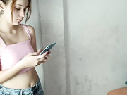 我发现18岁的继妹在她的房间里自慰，我忍不住想进来