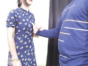 丈夫撕扯她妻子普里亚的礼服，欣赏她性感的身体，并狠狠操她的屁股