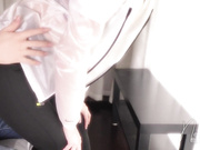 穿着紧身裤的健身女孩吸完鸡巴又骑上去，最后被射在乳房上