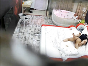 情趣酒店拍攝到的大皮床上帥氣小夥和單位寂寞離異少婦開房偷情 完事後擦逼才發現流了好多血 1080P高清