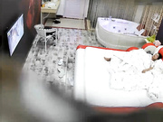 情趣酒店拍攝到的大皮床上帥氣小夥和單位寂寞離異少婦開房偷情 完事後擦逼才發現流了好多血 1080P高清