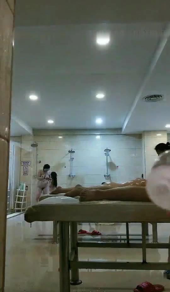 精品推薦 吊鐘大奶無良騷妹子浴筐內暗藏攝像機偸拍國內某大眾浴室女士間內部春光 光滑肌膚堅挺美乳看得讓人欲火焚身 露臉高清