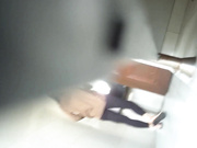 國內廁拍大神拍攝東莞某電子廠公共女廁里各式美女白領如廁噓噓 貌似玩手機的財務出納逼逼吊著一條白帶 1080P高清