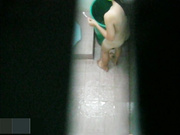 精品推薦 冒死爬天窗俯視拍攝嬌艷美乳打工妹子洗澡更衣 雞巴看的硬綁綁的 720P原版高清