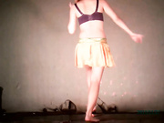 精品推薦 手機拍攝到的農村縣城小劇場艷舞團脫衣艷舞表演 隨著音樂搔首弄姿劈開一字腿自摸 肥嫩鮑魚苗條身材看得讓人欲火焚身 1080P高清原版