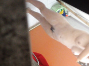 精品推薦 猥瑣大叔冒險爬窗偸拍鄰居家藝校上學的漂亮小妹沐浴更衣 雪白肌膚堅挺美乳看得讓人欲火焚身 720P高清原版 (1)