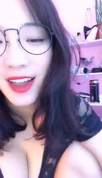 宅男打飞机推荐长得像AV女教师美女主播戴着金丝眼镜样子非常淫骚