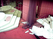 情趣酒店水滴摄像头TP胖哥带着逼毛很浓密性感的情人开房啪啪