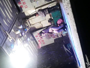 大雪纷飞撑着雨伞露天看乡下草台班子的精彩表演