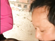 寂寞風騷饑渴老板娘爛尾樓內與農民工大叔瘋狂嗨皮 穿著黑絲足交打飛機舔B喝尿絕對刺激 720P高清原版