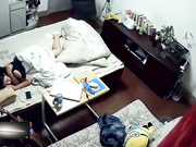 家庭攝像頭黑客破解拍攝到的頹頭排骨哥下班剛回到家立馬就脫掉褲子騎上去操媳婦 太猛了 露臉高清