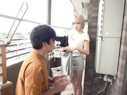 [EKDV-767] 童貞は幼なじみに奪われました…初めて彼女のできた童貞のボクのためセックスの練習相手になってくれた世話好きギャルな幼なじみ 春陽モカ - 1of5