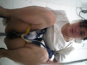 某旅遊景點服務區公共女廁全景拍攝漂亮妹子如廁 貌似有個牛仔短褲美女的內褲很特別 1080P高清