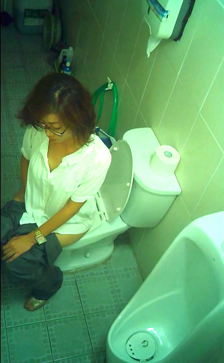 某娛樂場所公共衛生間連續拍攝各種類型年輕美女氣質少婦如廁 形態各異看得誘惑十足～720P高清