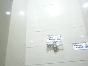 某商場公共女廁拍攝到的各式美女如廁 有個黑絲美女服務員尿完後還對著鏡子看逼逼～1080P高清