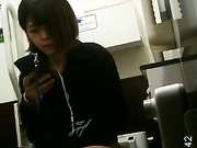 最新流出某寫字樓公共女廁拍攝到的各式美女如廁 貌似有個妹子喜歡邊尿邊玩手機 1080P高清原版