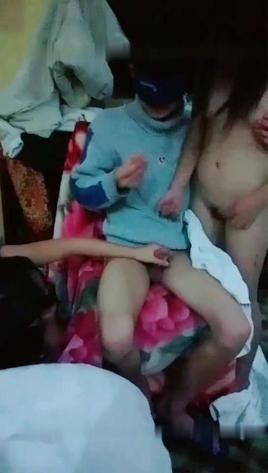 一群男女星級酒店開房直播體驗群P遊戲 互相輪流嘗試各種體位幹得浪叫連連 場面淫蕩刺激 國語對白