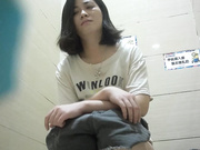 某大型商場公共女廁拍攝到的各式美女少婦如廁 貌似有個金絲邊眼鏡少婦不帶紙弄濕了內褲 1080P原版高清