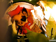 主題酒店圓床房拍攝到的熱戀小情侶開房愛愛 邊看著A片邊手指猛扣騷穴 呻吟銷魂又享受 露臉高清