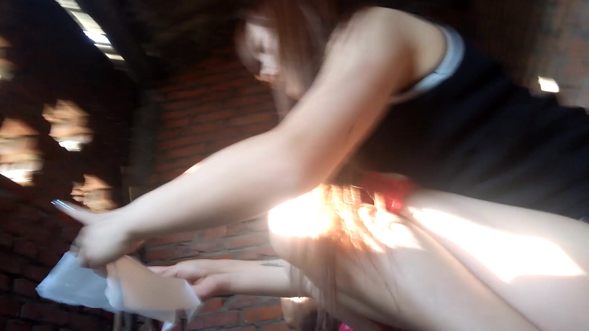 某縣城菜市場旁邊公共旱廁拍攝到的漂亮小少婦如廁 肥嫩大屁股看得誘惑十足～1080P高清