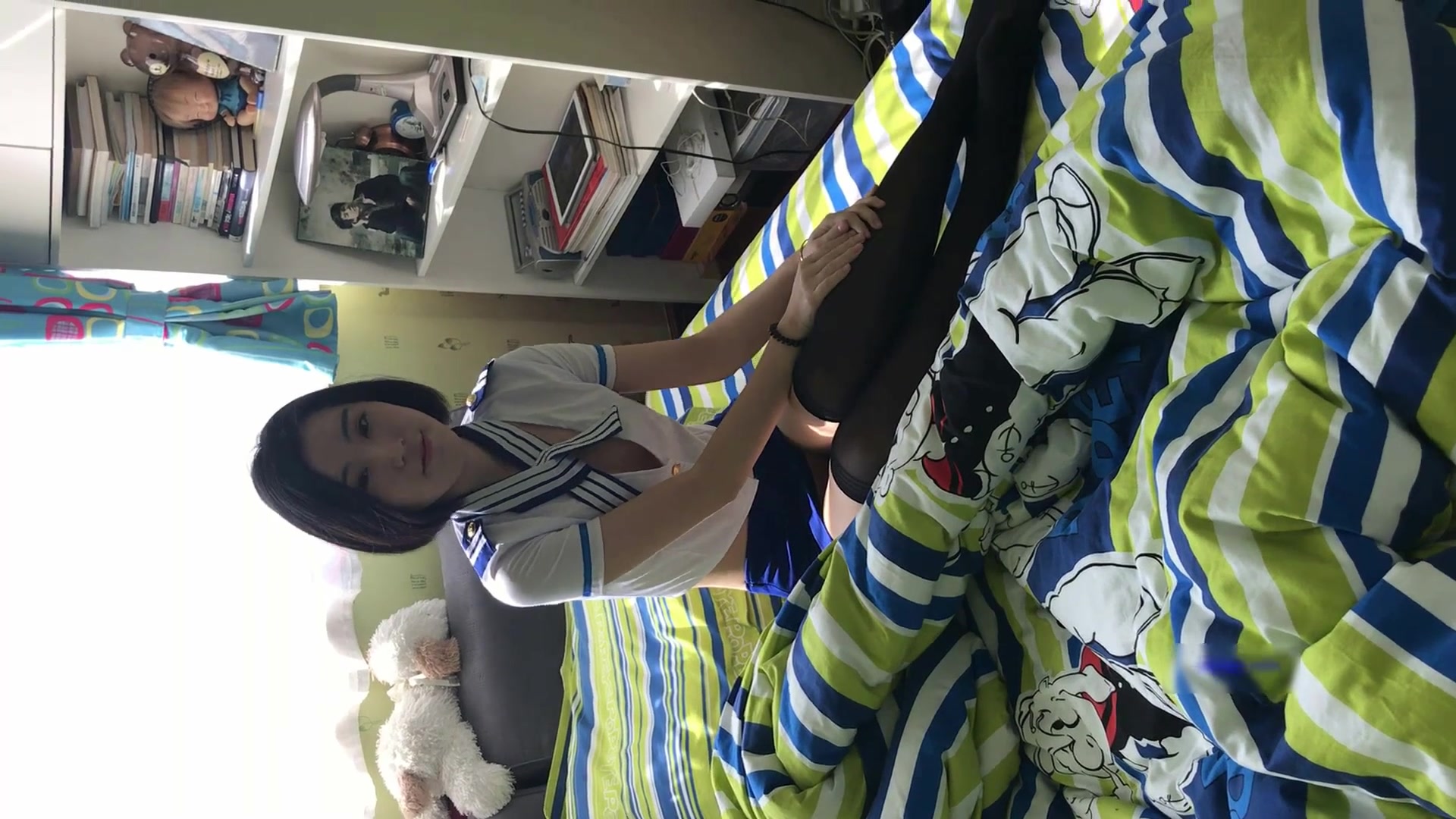 顏值身材一流的漂亮美女大白天穿著情趣黑絲空姐制服裝和男友出租屋啪啪 主動翹臀扛著大腿爆操爽得嗷嗷直叫 國語1080P高清