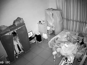 家庭網絡攝像頭黑客破解拍攝到的小夫妻啪啪過性生活 貌似做愛前沖了一杯瑪卡 有點猛啊 露臉高清
