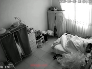 家庭網絡攝像頭破解拍攝到的胖哥中午和苗條漂亮媳婦啪啪打炮 露臉高清