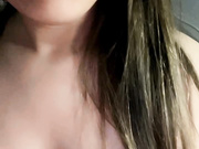 风骚学妹在宿舍里偷偷的骚好刺激，在下铺拉个帘脱光光揉奶抠逼还要应付同室友聊天，去公厕还给直播同学入厕