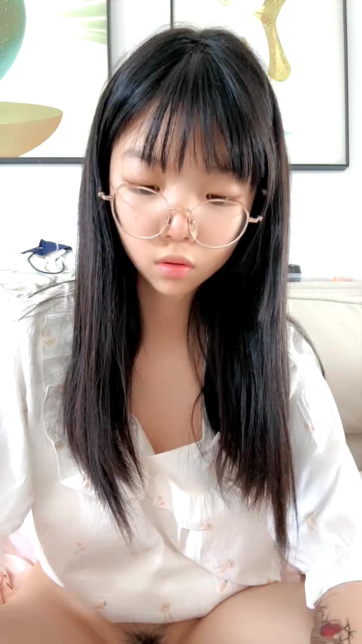 看着很清纯的骚妹子，放假在家直播赚外快，全程露脸蝴蝶骚逼特写展示，撅着屁股求草，自己抠穴浪叫呻吟好骚