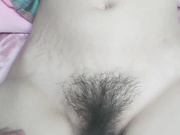 【完美露脸性爱自拍】吃饱喝足干良家，小媳妇边收拾孩子弄乱的客厅边被小哥乱摸，推倒直接沙发上后入