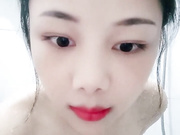 呆萌可愛OO後馬尾辮軟妹子,笑起來很甜,JK齊逼小短裙浴室濕身誘惑