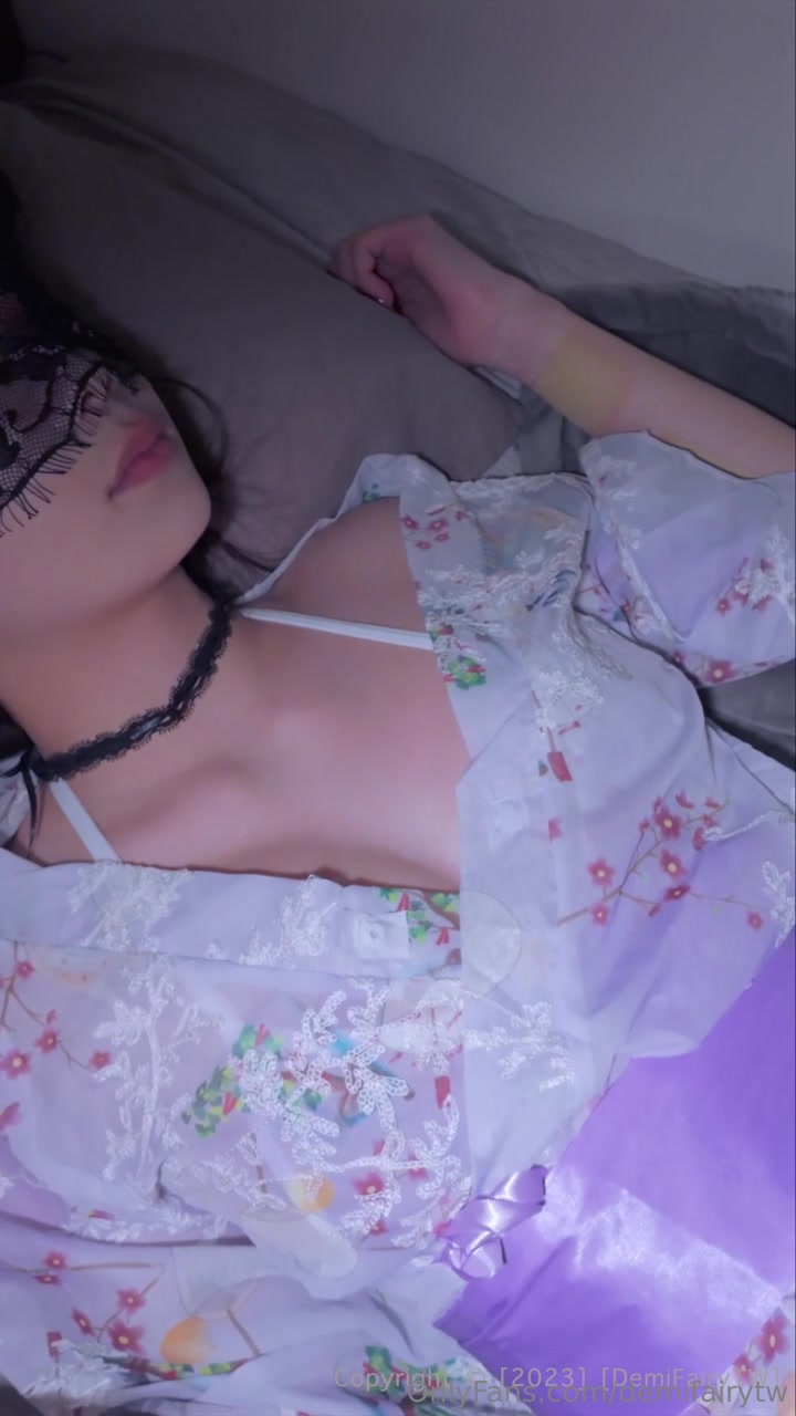 天然大奶，清纯福利姬【爹咪】付费剧情，不小心走进汤屋员工休息室，看到穿着和服的嫩妹