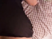 从后面慢慢插入老婆温暖湿滑的小穴紧紧的包裹着抱起她的大屁股疯狂输出这感觉太棒了你不想试试吗