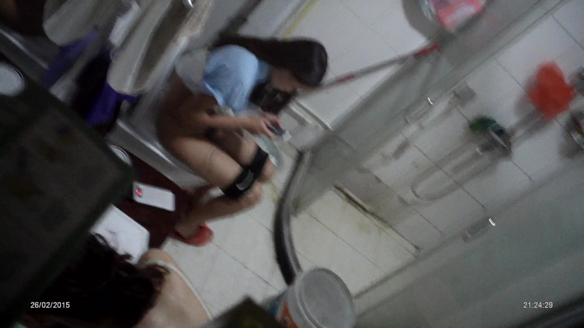 【贵在真实】，冒死趴窗偷拍隔壁出租屋卫生间，合租嫩姐妹日常嘘嘘和洗澡