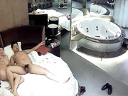 《黑客破解酒店摄像头》小胖哥带着美女同事先谈人生再啪啪