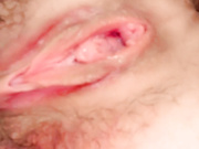 新人小少妇露脸一个人穿着吊带睡衣发诱惑狼友，揉奶玩逼道具抽插特写展示小洞洞，尿尿给狼友看淫声荡语不断