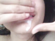 國產正宗顏色 白嫩小女友被噴的滿嘴精液 鼻子里都是 國語對白