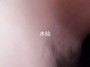 高颜值美女主播为了吸粉直播公路拦车勾引司机操她,司机怕是仙人跳不敢操,美女说：只想让你干,我不讹你钱,我给你钱好吗!