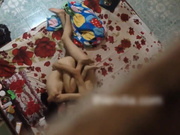 偷窥出租屋隔壁小两口爱爱夫妻生活，男的挺猛