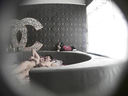 对白清晰香奈儿主题情趣套房TP金链哥和单位长发美乳少妇激情说床太小了施展不开