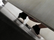 国内牛人潜入商场厕所从隔板下面侧拍美女嘘嘘2