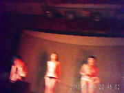 左边第二个美丽身材好