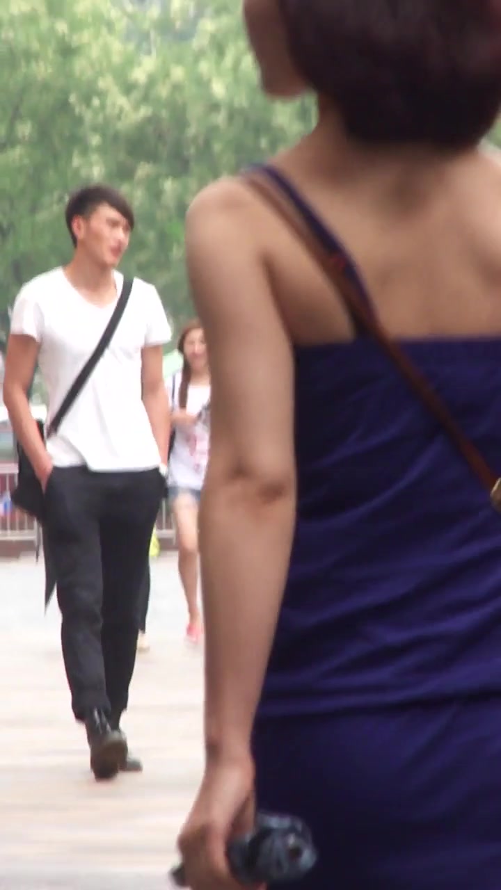 偶遇逛街的李小璐 狂跟了十多分钟才抄到裙底